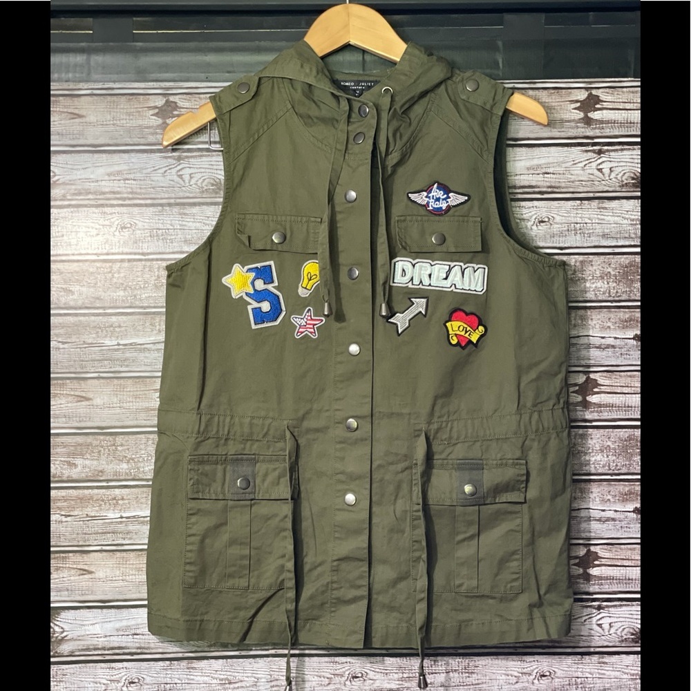 Romeo+Juliet Olive Patched Hoodie Army Vest - Picture 4 of 8